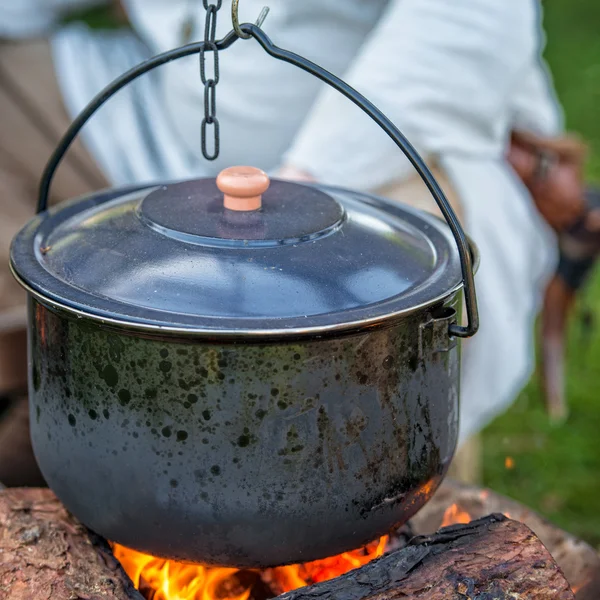Kochen über dem Feuer — Stockfoto