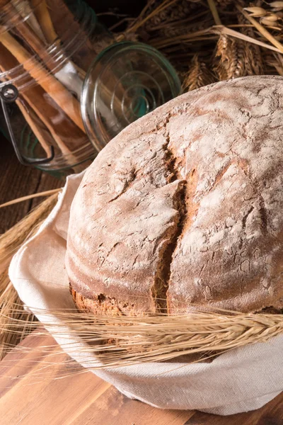 Färskt hembakat bröd — Stockfoto