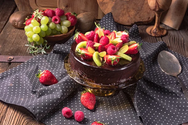Torta al cioccolato con frutta — Foto Stock