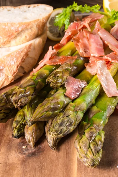 Green asparagus with ham — Stock Photo, Image