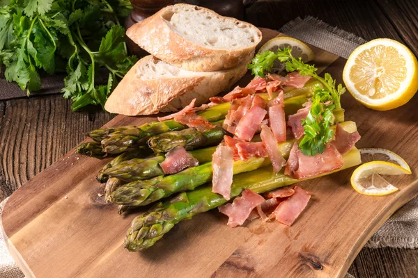 Grüner Spargel mit Schinken — Stockfoto