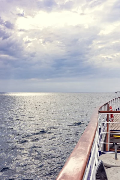 Uitzicht vanaf het dek van het schip — Stockfoto