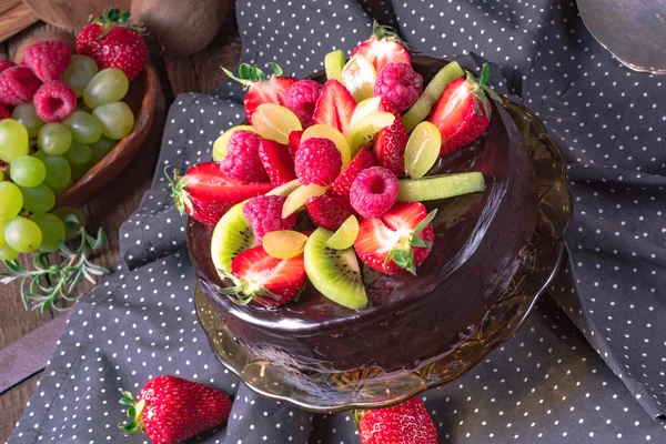 Torta al cioccolato con frutta — Foto Stock