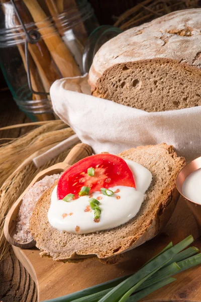 Hembakat bröd med grädde — Stockfoto