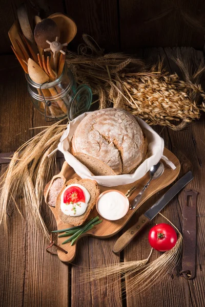 Hembakat bröd med grädde — Stockfoto