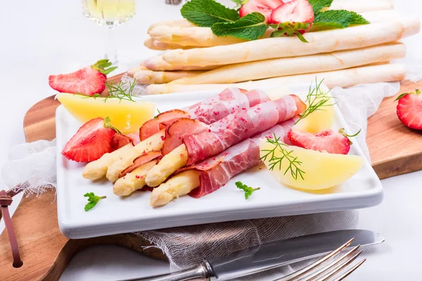 Baked asparagus with ham — Stock Photo, Image