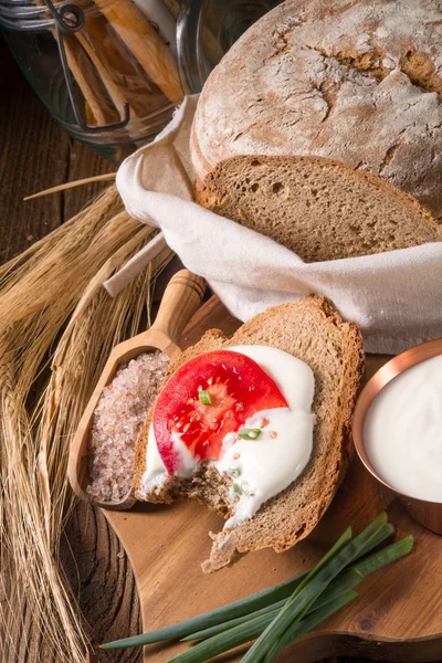 Hembakat bröd med grädde — Stockfoto
