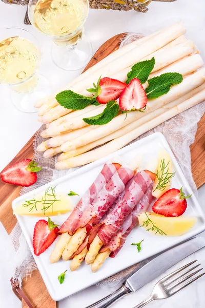 Gebackener Spargel mit Schinken — Stockfoto