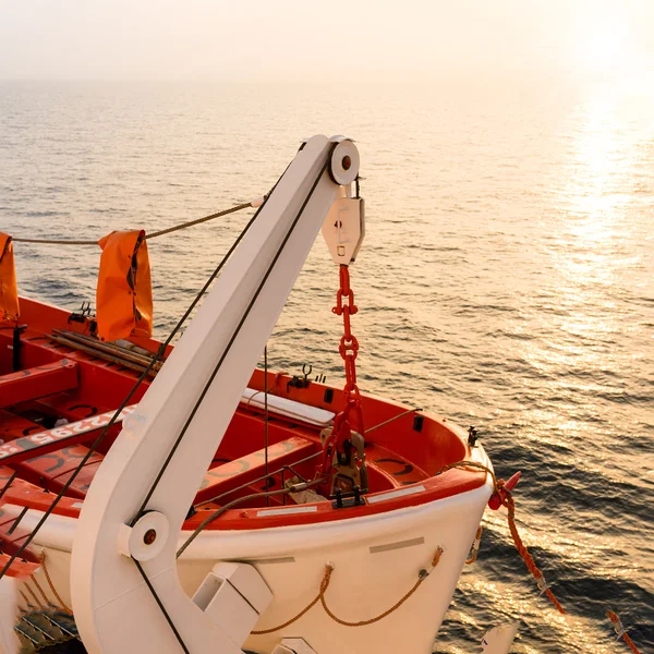 Вид на рятувальний човен на кораблі — стокове фото