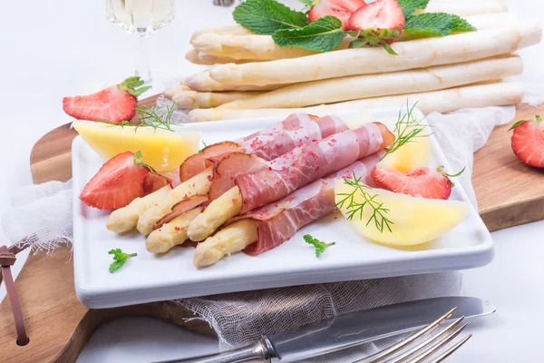 Baked asparagus with ham — Stock Photo, Image