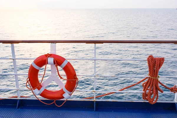 선박의 갑판에 Lifebuoy — 스톡 사진