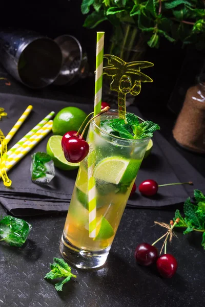 Čerstvý mojito s ovocem — Stock fotografie