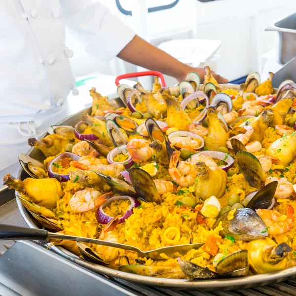 与传统的西班牙海鲜饭的厨师 — 图库照片