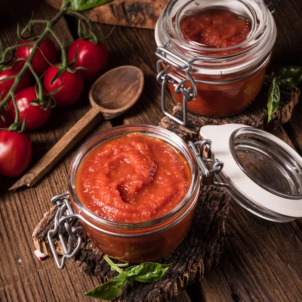 Zelfgemaakte tomatenpuree — Stockfoto