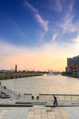 Hamburg liman gün batımı görünümü 