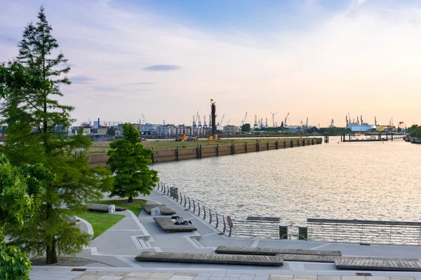 Sonnenuntergang Blick auf den Hafen von Hamburg — Stockfoto