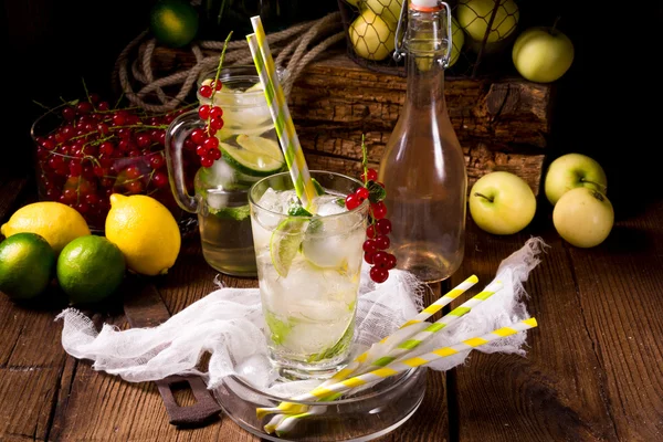 Äpple vinbär soda med lime — Stockfoto