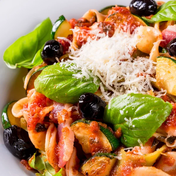 Nastro Pasta con verdure e formaggio — Foto Stock