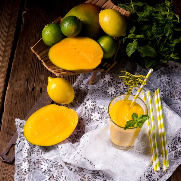 Batido de mango fresco —  Fotos de Stock