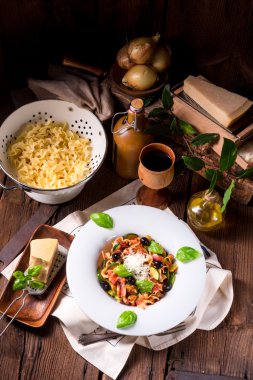 Kurdele Pasta vegetablles ve peynir ile