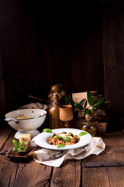 Kurdele Pasta vegetablles ve peynir ile
