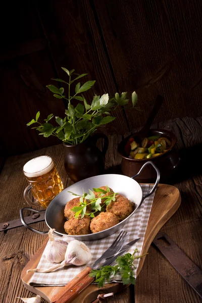 Frikadeller smažené knedlíky — Stock fotografie