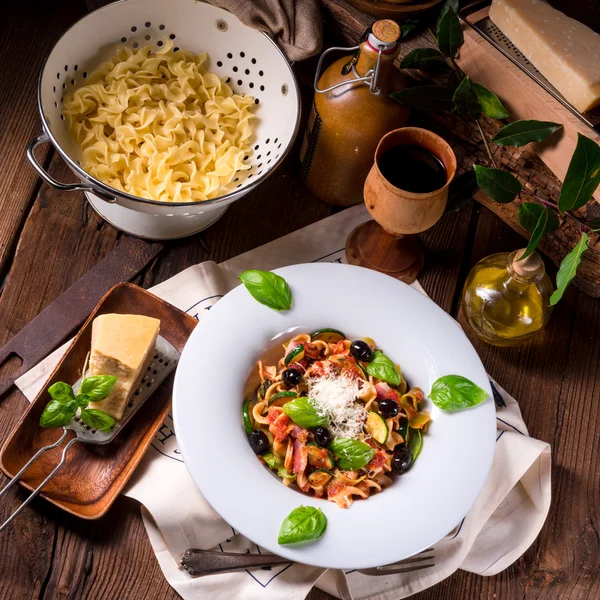 Nastro Pasta con verdure e formaggio — Foto Stock