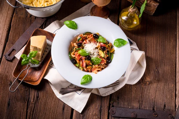 Lint Pasta met vegetablles en kaas — Stockfoto