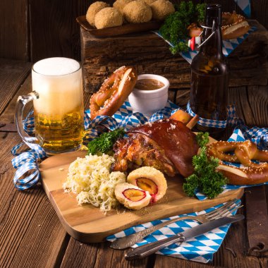 Lahana turşulu domuz eti.