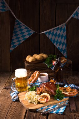 Lahana turşulu domuz eti.