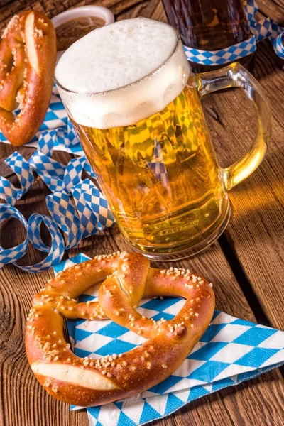 Oktoberfest pretzel and beer — Stock Photo, Image