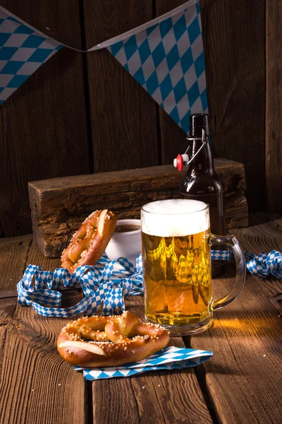 Oktoberfest pretzel and beer — Stock Photo, Image