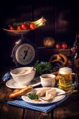 Tuzlu kraker ile Bavyera sosis