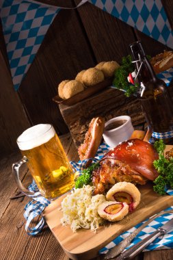 Lahana turşulu domuz eti.