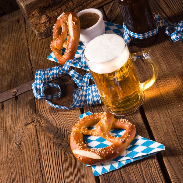 Oktoberfest pretzel and beer — Stock Photo, Image