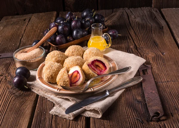 Leckere Zwetschgenknödel — Stockfoto