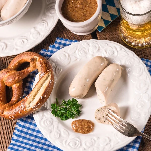 Salsiccia bavarese con pretzel — Foto Stock