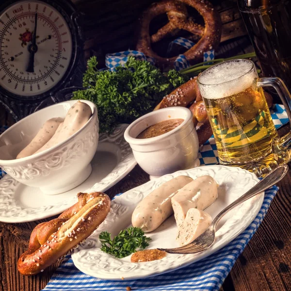 Bayerische Wurst mit Brezel — Stockfoto