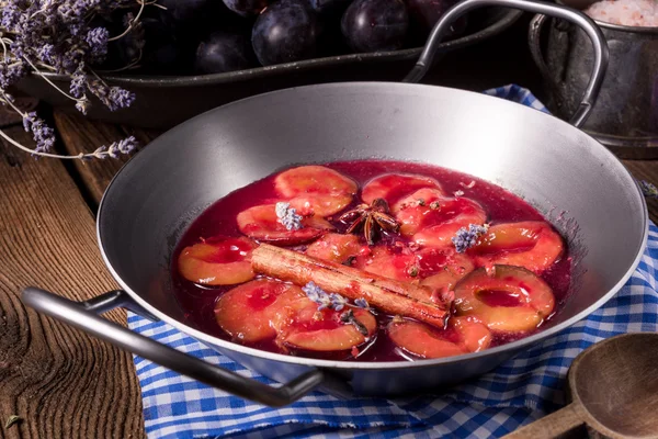 Sos proaspăt de prune cu condimente — Fotografie, imagine de stoc