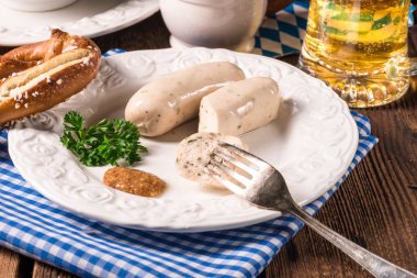 Tuzlu kraker ile Bavyera sosis