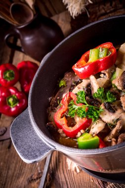 Gulaş renkli sebze ile