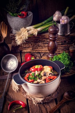 Gulaş renkli sebze ile