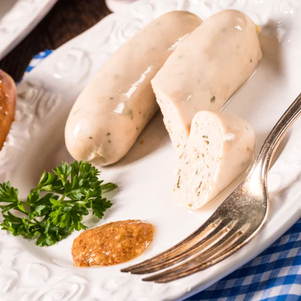 Salchichas con pretzel en plato —  Fotos de Stock