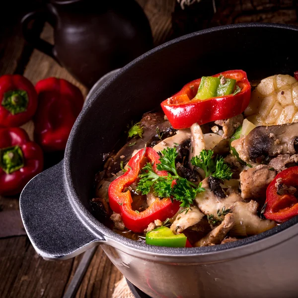 Goulash met gekleurde groenten — Stockfoto