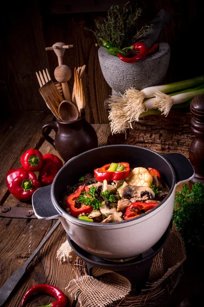 Gulaş renkli sebze ile