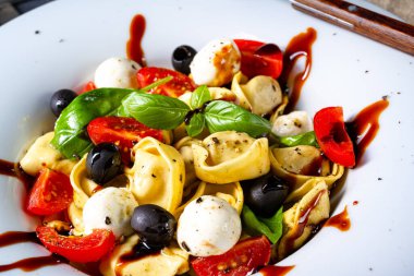 Mozzarella soslu rustik tortellini makarna salatası.