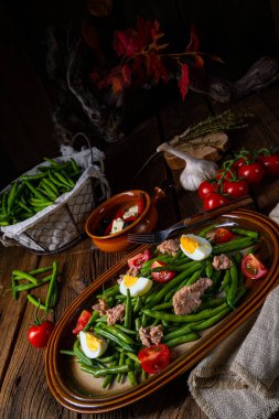 Yumurtalı yeşil fasulye salatası ve ton balığı.