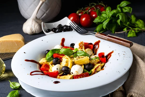 Rustikální Tortellini Těstovinový Salát Mozzarellou — Stock fotografie