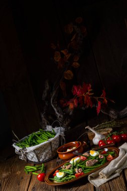 Yumurtalı yeşil fasulye salatası ve ton balığı.