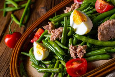 Yumurtalı yeşil fasulye salatası ve ton balığı.
